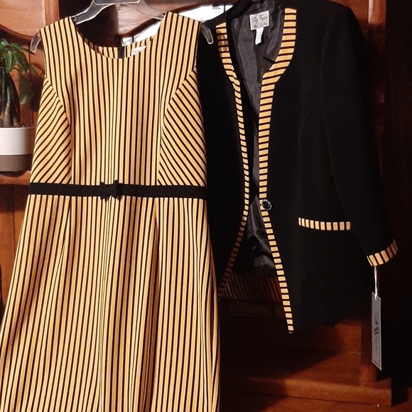 Tally Taylor's Blk/Mustsrd 2 piece suit - Picture 7 of 8